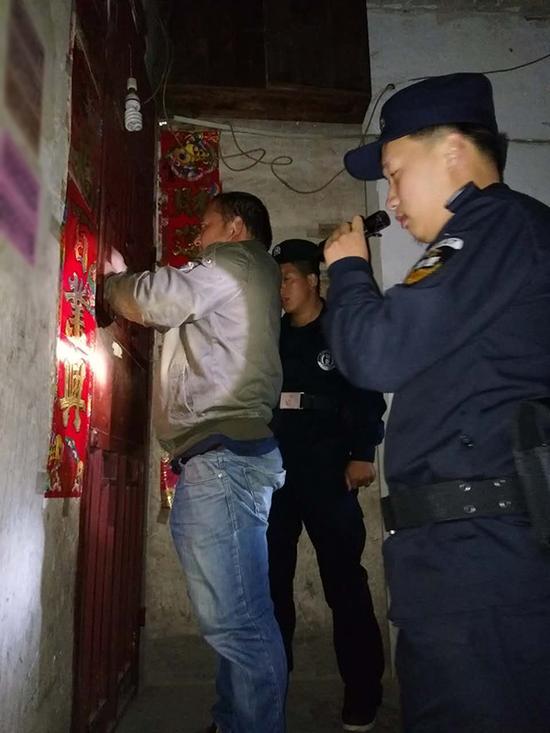 西宁粗心妈妈误将幼女锁家中 